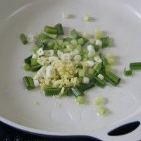 独具风味的云南特色菜——腌菜炒汤圆的做法图解4