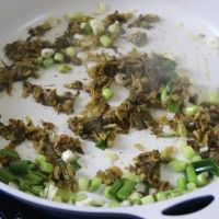 独具风味的云南特色菜——腌菜炒汤圆的做法图解5