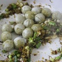 独具风味的云南特色菜——腌菜炒汤圆的做法图解6
