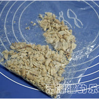 微波炉自制花生牛轧糖的做法图解1