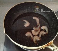 宫保土豆虾球的做法图解2