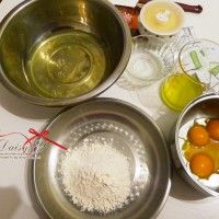 肉松蛋糕卷。平凡美味的做法图解1
