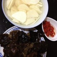 枸杞木耳炒山药的做法图解1