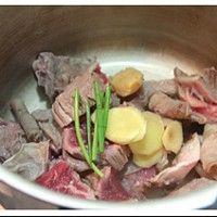 咖喱土豆炖牛肉的做法图解2