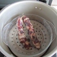腊肠炒蒜苗的做法图解1