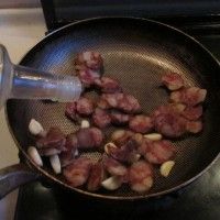 腊肠炒蒜苗的做法图解2