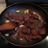腊肠炒蒜苗的做法图解3