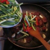 腊肠炒蒜苗的做法图解4