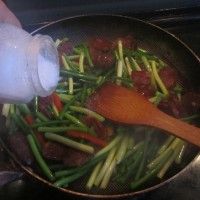 腊肠炒蒜苗的做法图解5