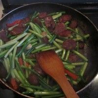 腊肠炒蒜苗的做法图解6