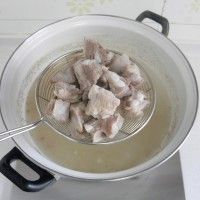 排骨炖海带的做法图解1