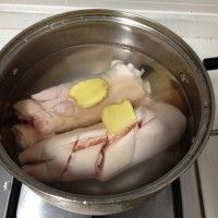 冰糖猪蹄的做法图解1