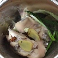 冰糖猪蹄的做法图解2