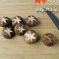 蚝油双菇西兰花 的做法图解2