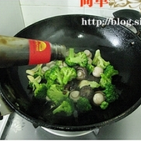 蚝油双菇西兰花 的做法图解6