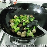 蚝油双菇西兰花 的做法图解7