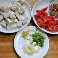 番茄肉末烧豆腐的做法图解1