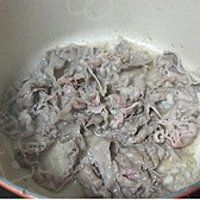 韩式鲜菌辣肥牛汤锅的做法图解2