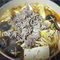 韩式鲜菌辣肥牛汤锅的做法图解5