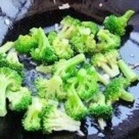 杏鲍菇扣西兰花的做法图解3