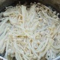 金针菇炒羊肉卷 的做法图解1