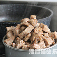 黑蒜子牛肉粒的做法图解11