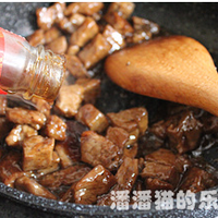 黑蒜子牛肉粒的做法图解15