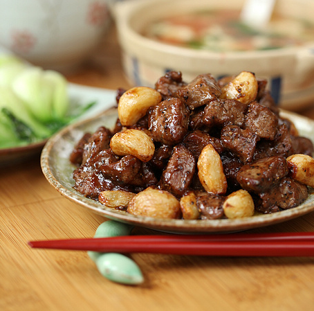 黑蒜子牛肉粒的做法