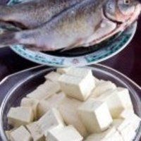 鲫鱼豆腐汤的做法图解1