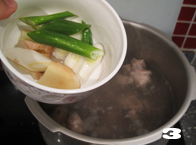 清炖白萝卜牛腩汤的做法图解3