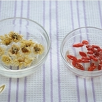 枸菊排骨汤的做法图解2