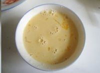 虾仁鸡蛋饼的做法图解1
