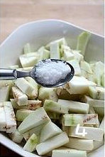 少油的鱼香茄子的做法图解4
