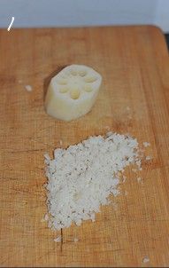 藕丁猪肉煎饺的做法图解1