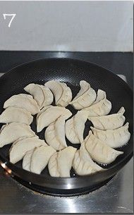 藕丁猪肉煎饺的做法图解7