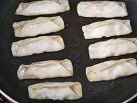 金底鲜肉锅贴的做法图解8