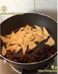 香菇烧冻豆腐的做法图解3