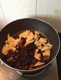 香菇烧冻豆腐的做法图解4