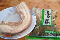 经典菜式——梅菜扣肉的做法图解1