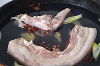 经典菜式——梅菜扣肉的做法图解2