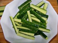 双椒脆黄瓜条的做法图解1