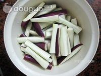 无油无火的鱼香茄子的做法图解1
