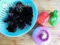 洋葱拌木耳的做法图解1