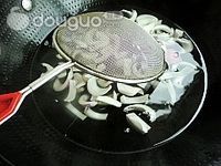 洋葱拌木耳的做法图解4