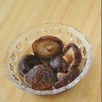 香菇鸡片的做法图解1
