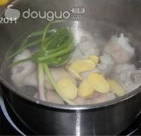 姜葱花生焖猪蹄的做法图解3