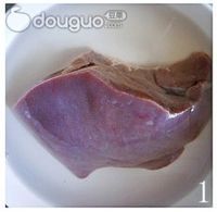 丝瓜猪肝瘦肉汤的做法图解1