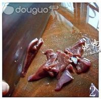 丝瓜猪肝瘦肉汤的做法图解2