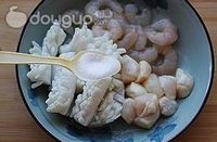 铁板鱿鱼虾仁的做法图解2