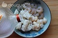 铁板鱿鱼虾仁的做法图解3